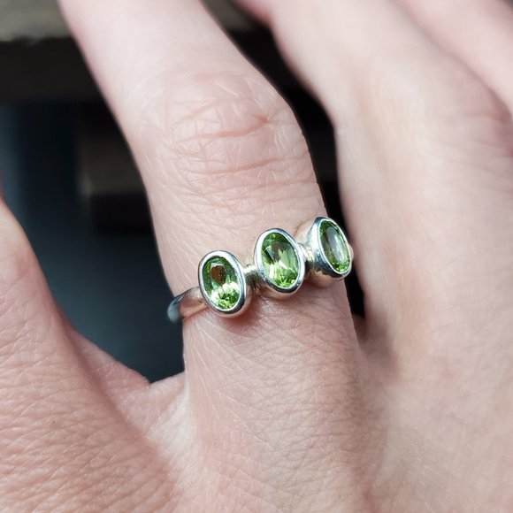 Size 7 Sterling Silver Triple Oval Peridot Ring - Picture 4 of 8